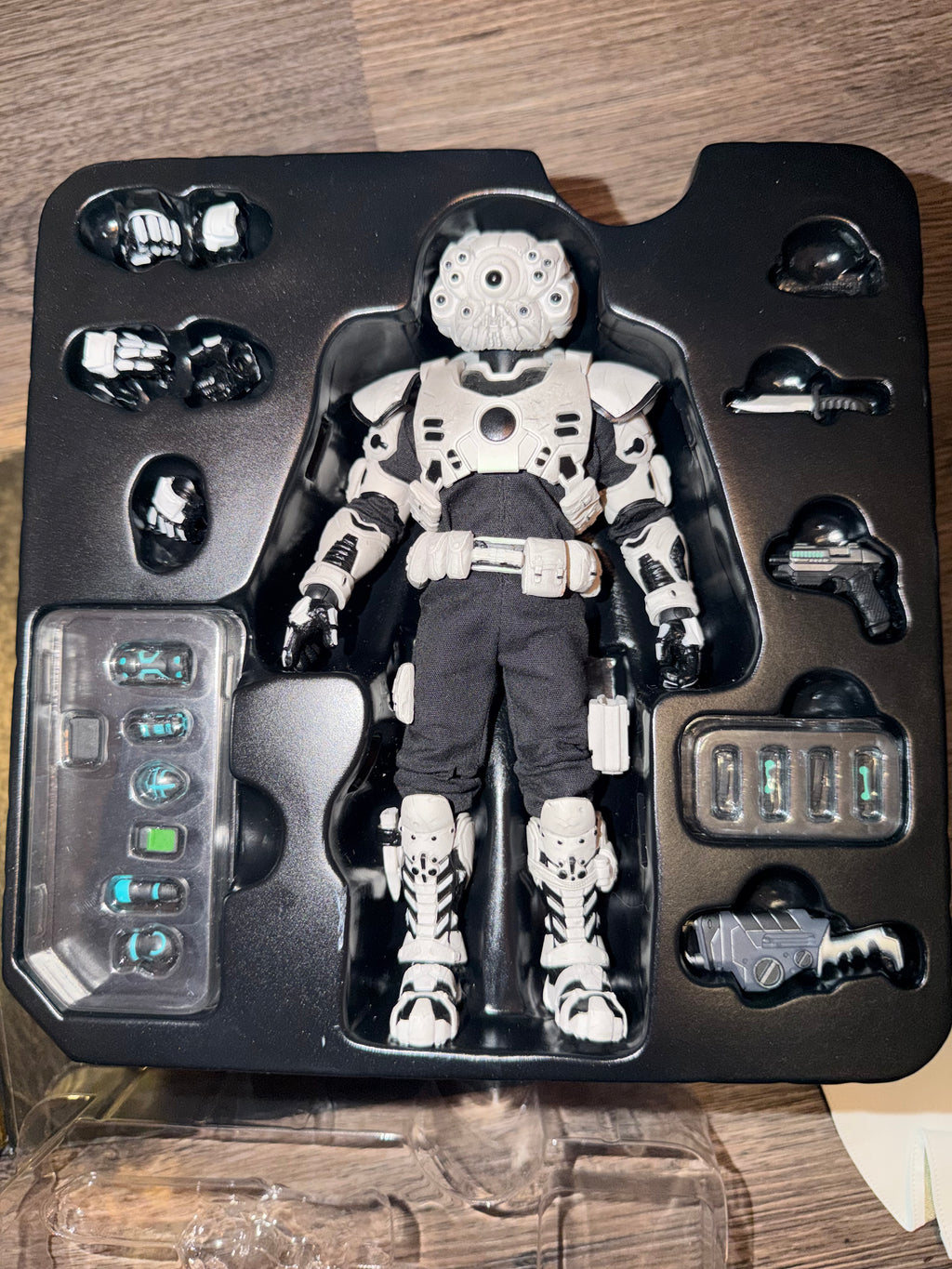 Mezco Krig: The Pale Drivers (Incomplete) (Used)